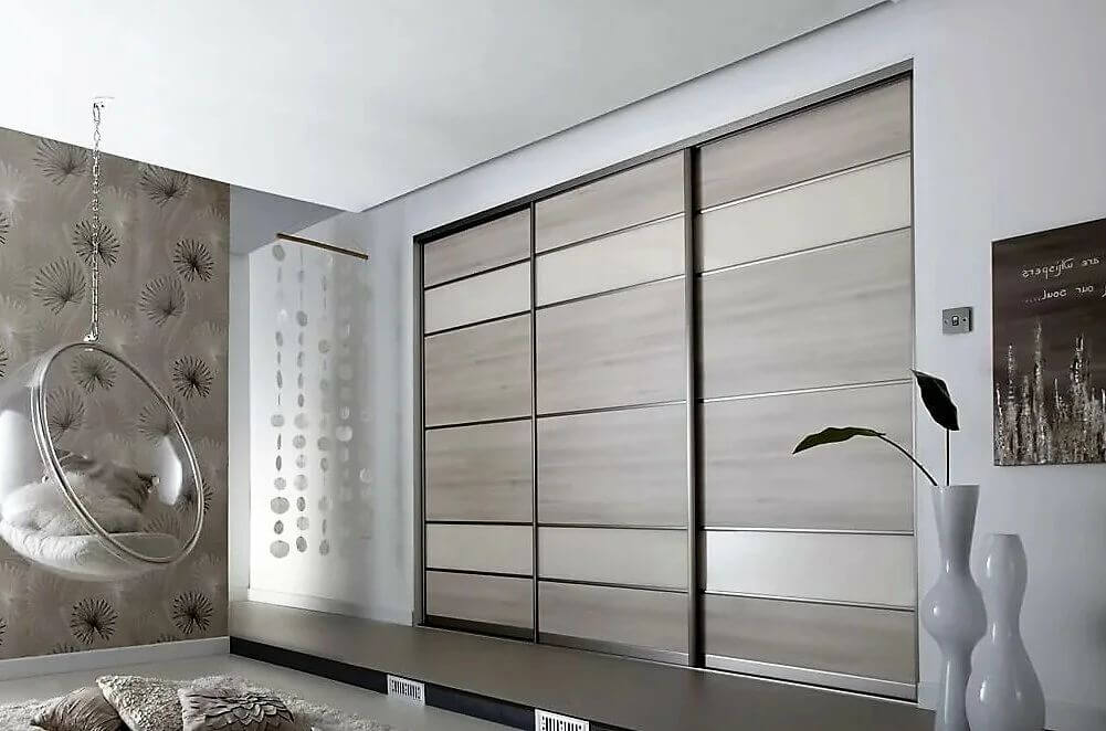 /Серые двери для шкафа-купе №9 с цветным стеклом и декоративными вставками на заказ